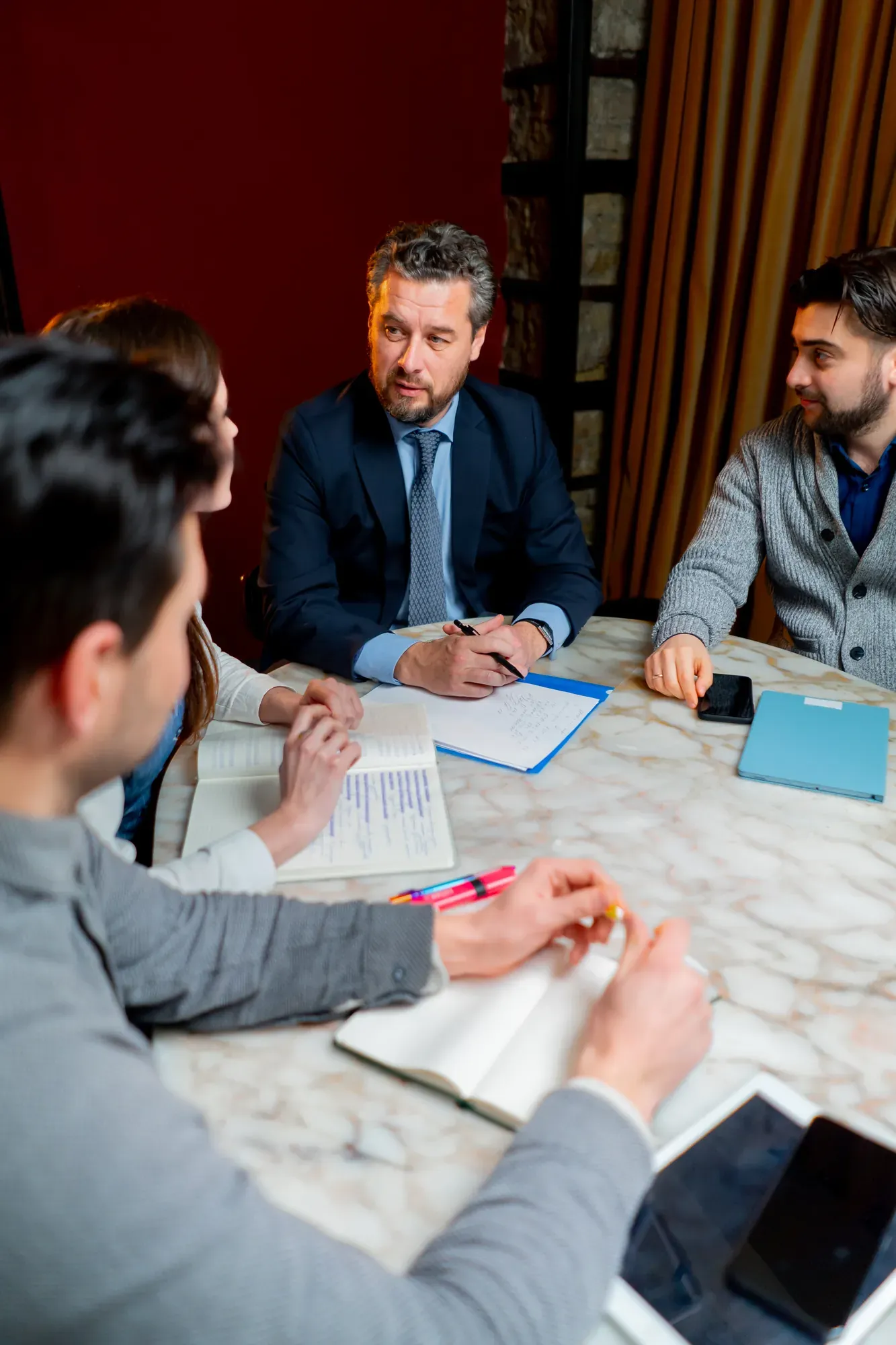 Equipo reunido alrededor de una mesa durante una sesión de consultoría