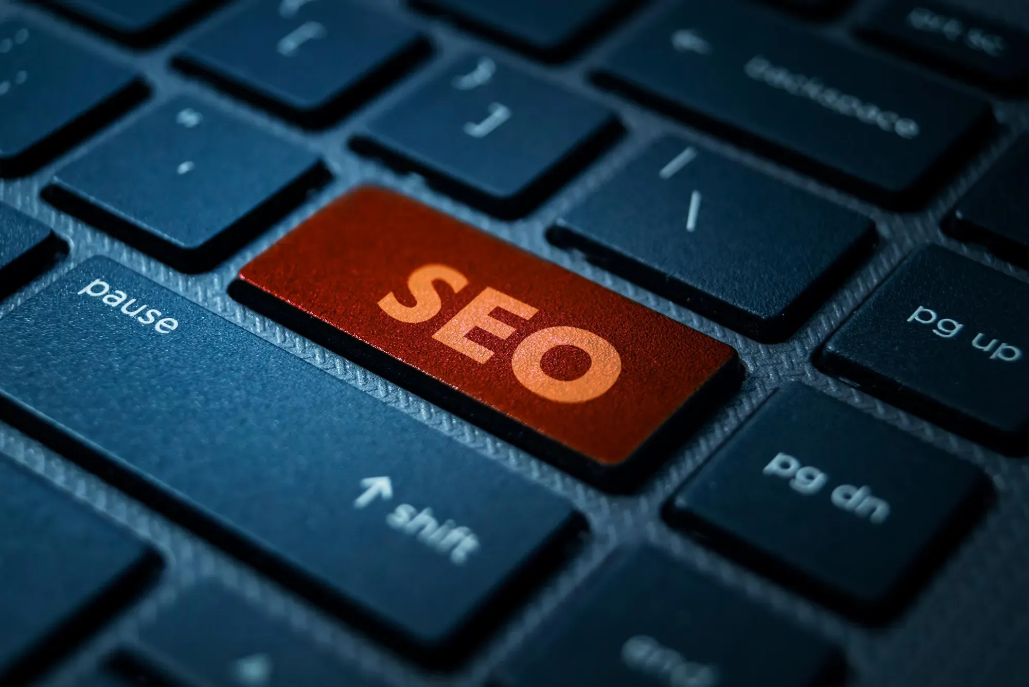 Teclado con una tecla roja de SEO